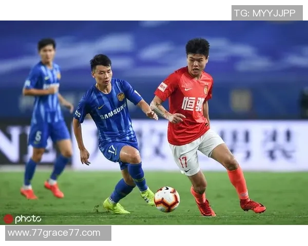 杨立瑜在边路精准传中助攻球队进球展现出色技术与战术意识